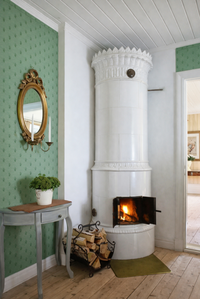 Kakelugn med brinnande ved i hemtrevligt rum